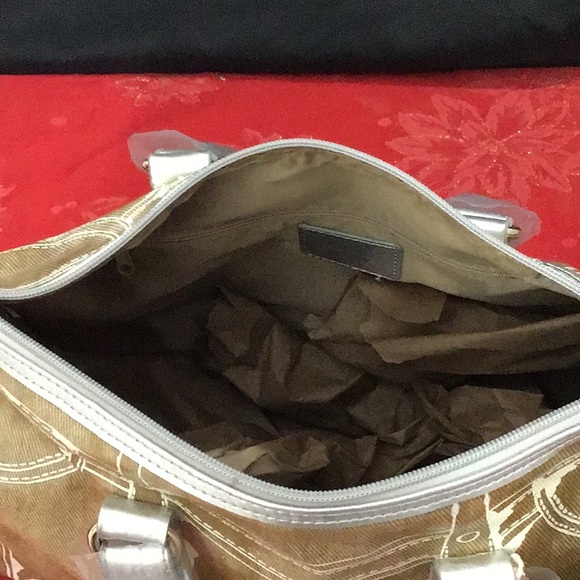 SALE on Shoulder Bag w/ Jean Design w/ many features incl. long extra strap. - Picture 7 of 8